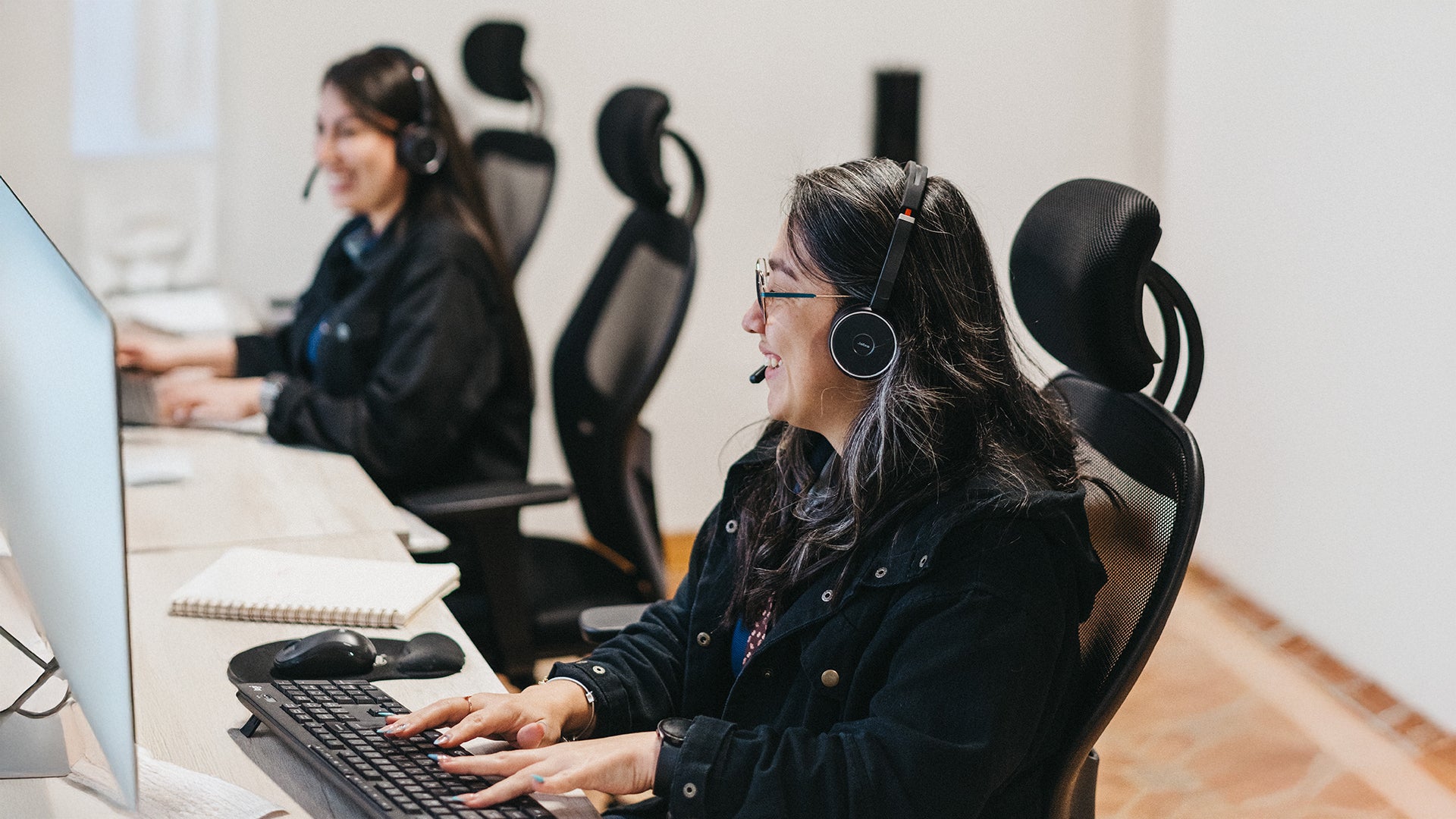 Café Britt customer service representatives assisting clients in a contact center.