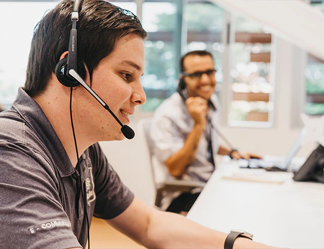 Café Britt customer service representatives assisting clients in a contact center.